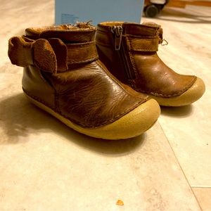 Stride Rite Genevieve Boot, Toddler size 5M, color Greige (Brown)